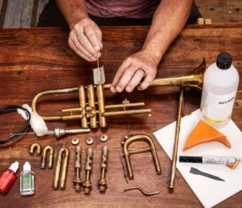 Alat pembersih brass instrumen