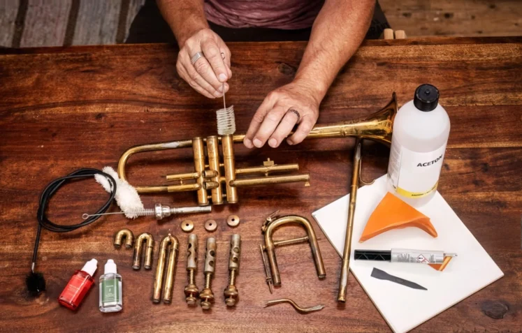 Alat pembersih brass instrumen