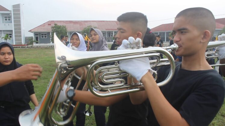 Cara membersihkan terompet perak