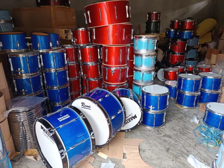 Perbedaan bass drum suporter dan marching