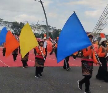 Cara Menyimpan Bendera Marching
