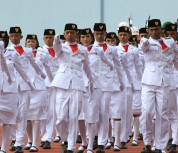 Fungsi lencana pada topi Paskibra
