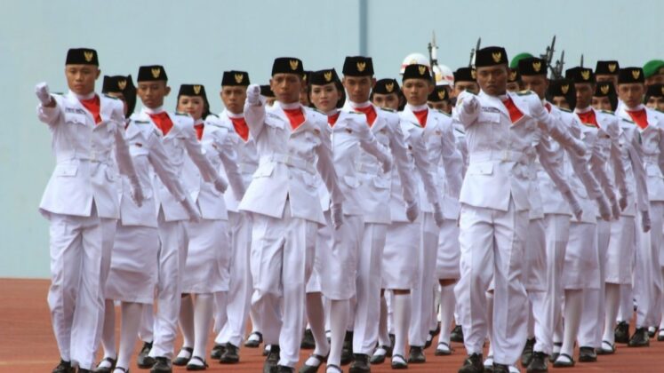 Fungsi lencana pada topi Paskibra