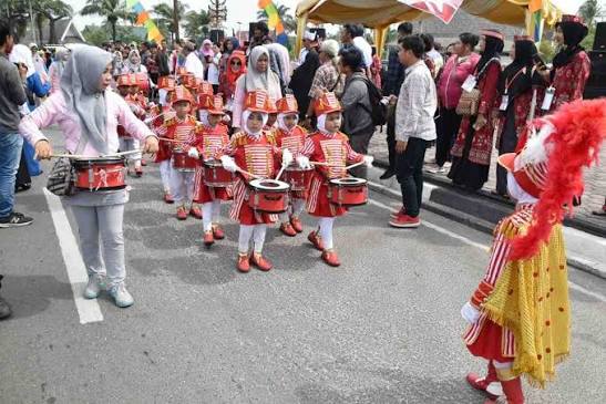 Perbedaan seragam drumband TK dan SD