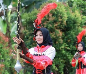 pengrajin mahkota mayoret Jogja