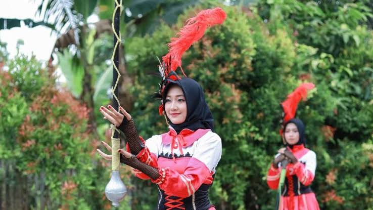 pengrajin mahkota mayoret Jogja